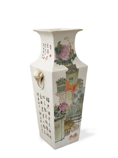 CHINE période REPUBLIQUE (1912-1949)

VASE...