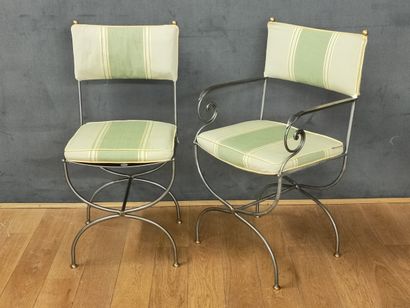 SUITE DE SIX CHAISES ET DEUX FAUTEUILS à...