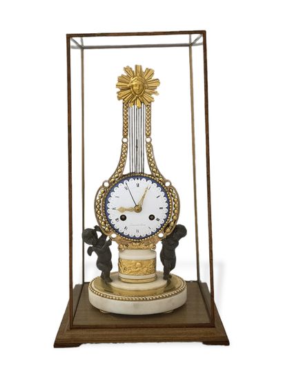 PENDULE LYRE de Style Louis XVI Circa 1800-1820...