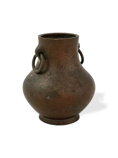 CHINE Fin de la Dynastie MING (1368-1644)

VASE...