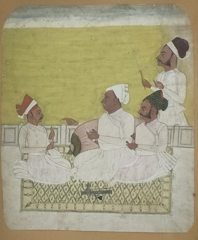 Trois dignitaires, vêtus de blanc, sont assis...