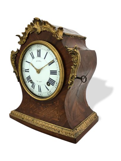 PENDULE DE CARTONNIER de forme violonnée...