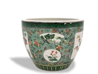 CHINE, XXème Siècle

CACHE-POT 

en porcelaine...