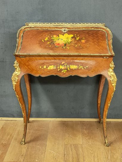 BUREAU DE PENTE de forme mouvementée de Style...