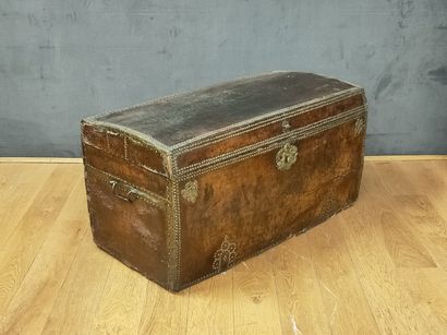 COFFRE DE VOYAGE à couvercle cintré d'Epoque...