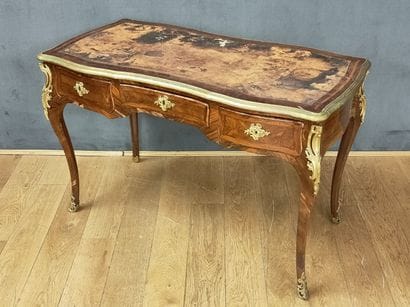 PETIT BUREAU PLAT DE DAME de forme mouvementée...