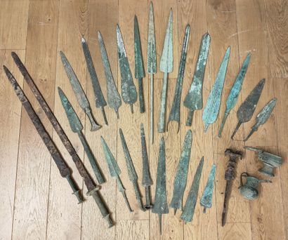ENSEMBLE D'OBJETS DE FOUILLE, POINTES ou...