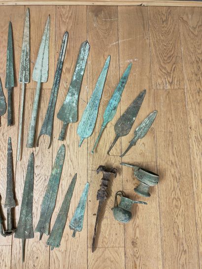 ENSEMBLE D'OBJETS DE FOUILLE, POINTES ou...