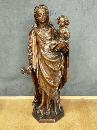 
VIERGE A L'ENFANT 

en chêne sculpté. Debout,...