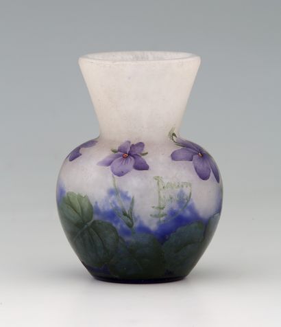 DAUM Nancy

VASE MINIATURE

Acid-etched glass...