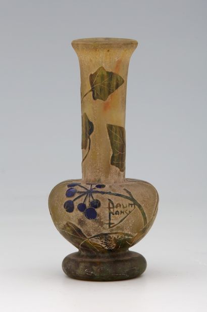 DAUM Nancy

VASE MINIATURE

Acid-etched glass...