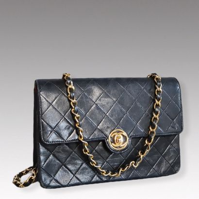 CHANEL circa 1992 - BAG 22 cm in black quilted...