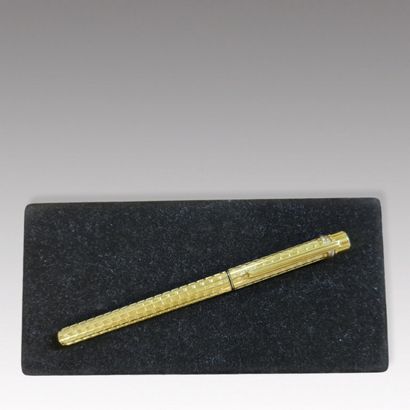 Must of CARTIER - Gold plated, guilloche,...