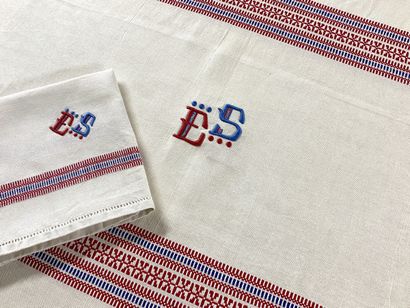 NAPPE RECTANGULAIRE ET SES 11 SERVIETTES...