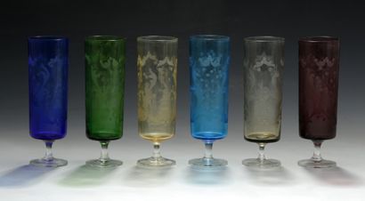 SUITE DE 11 FLUTES A CHAMPAGNE à buvant gobelet...