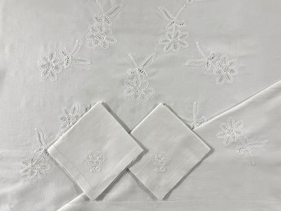 NAPPE RECTANGULAIRE ET SES 12 SERVIETTES...