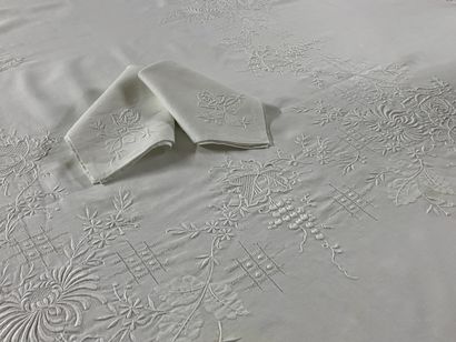 NAPPE RECTANGULAIRE ET SES DOUZE SERVIETTES...