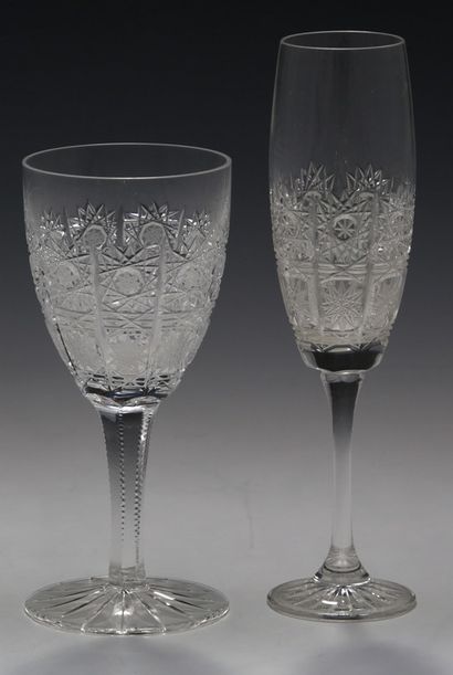 SUITE DE 15 VERRES à buvant ballon et 5 FLUTES...