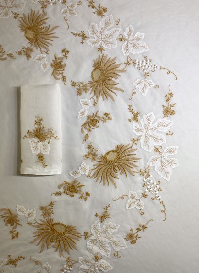BELLE NAPPE RONDE A BORDS FESTONNES ET SES...