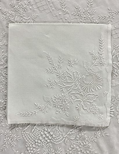NAPPE RECTANGULAIRE ET SES DOUZE SERVIETTES...