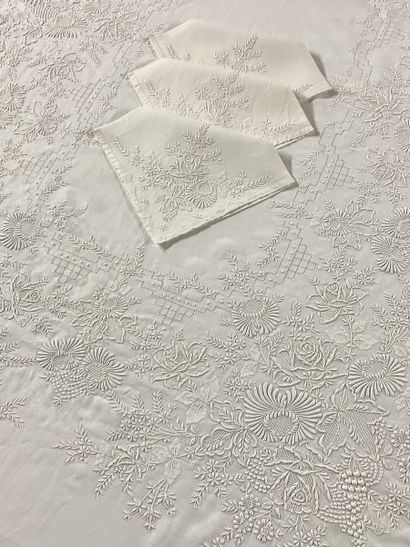 NAPPE RECTANGULAIRE ET SES DOUZE SERVIETTES...