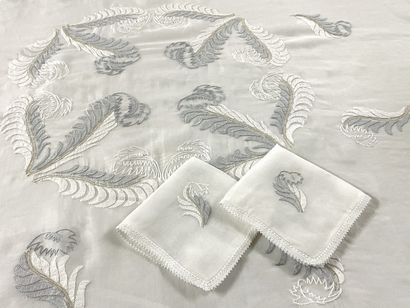 
PETITE NAPPE CARREE ET SES 8 SERVIETTES...