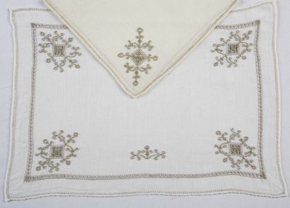8 TABLE SET AND THEIR 7 TOWELS in white and...