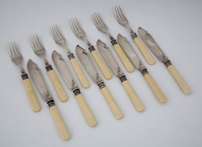 SET OF 6 FISH CUTLERY in silver plated metal...