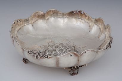 ROUND FRUIT CUP with rim and ribs in silver...