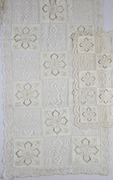 Table runner and set of 6 sets in white thread...