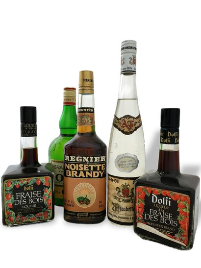 4 BOTTLES OF LIQUEURS AND 1 BOTTLE OF SCREW...