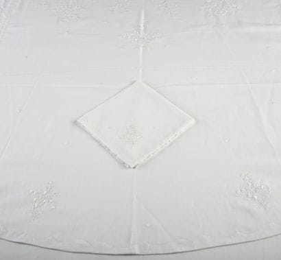 OVAL NAPPE AND 8 TOWELS in white linen Circa...