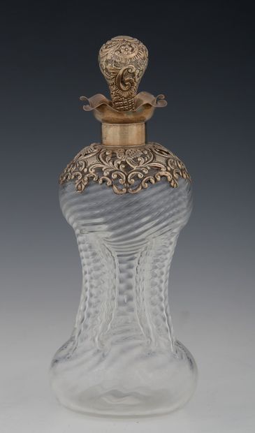 CARAFE A ALCOOL à panse étranglée et côtes...