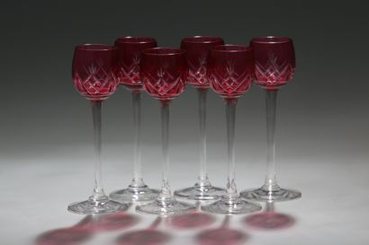 SUITE DE SIX VERRES A LIQUEUR bicolores en...