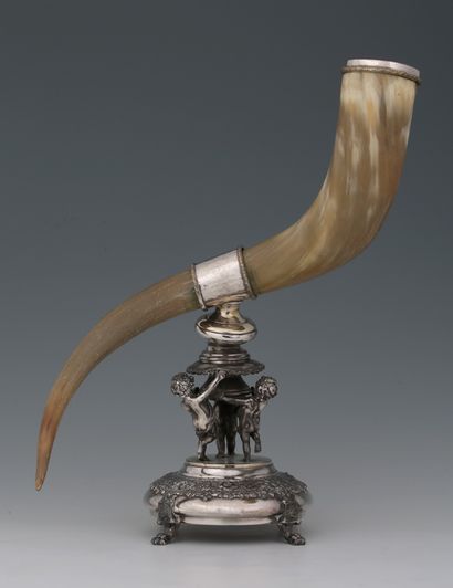 COUPE RHYTON en corne et métal argenté Circa1900...