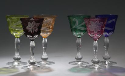 SUITE DE 6 VERRES A VIN du Rhin Bohème Circa...