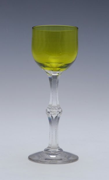 SUITE DE 10 VERRES A VIN DU RHIN en cristal...