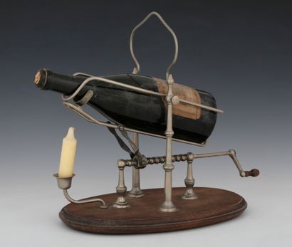 DECANTEUR A BOUTEILLE à bougie en métal chromé...