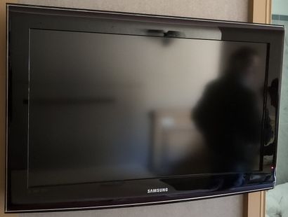 TELEVISEUR MURAL 80 cm et télécommande Samsung.



BASTIDE...