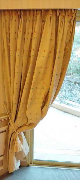 PAIRE DE RIDEAUX en tissu beige et mouchetés...