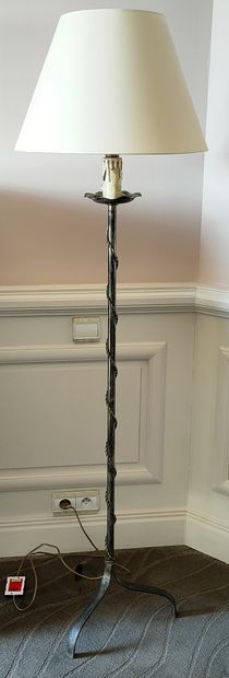 LAMPADAIRE EN METAL patiné. Ht 160 cm



BASTIDE...
