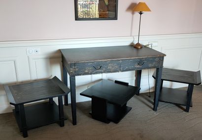 LOT COMPRENANT : 

BUREAU en bois laqué noir...