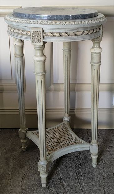 GUERIDON en bois sculpté laqué gris vert,...