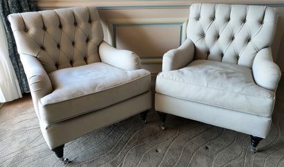 PAIRE DE FAUTEUILS CAPITONNES à roulettes...