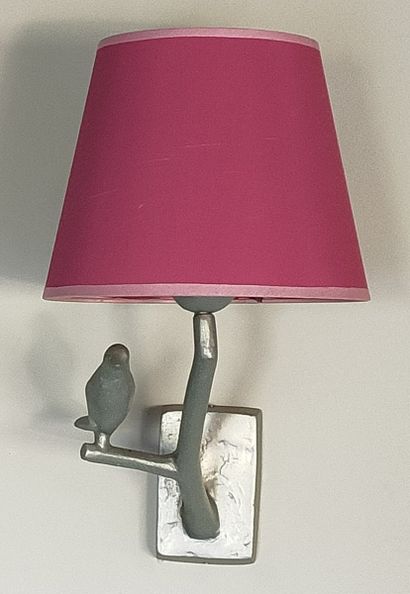 SUITE DE CINQ APPLIQUES à une lumière, Modernes...