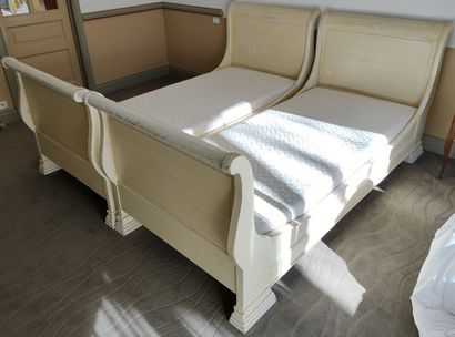 PAIRE DE LITS de Style Bateau en bois laqué...