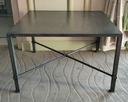 TABLE BASSE métal patiné. 50 x 80 x 80 cm



BASTIDE...