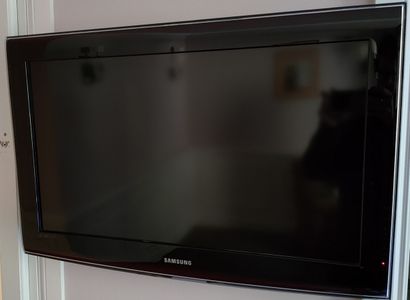 TELEVISEUR MURAL 80 cm et télécommande Samsung,...
