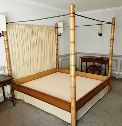 LOT COMPRENANT :

Un LIT A BALDAQUIN en bois...