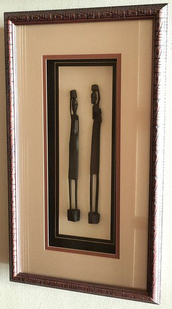 LOT COMPRENANT :

Trois encadrements, Statuettes...